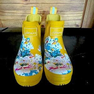 Womens Joules rubber rain boots, yellow and floral, size 6